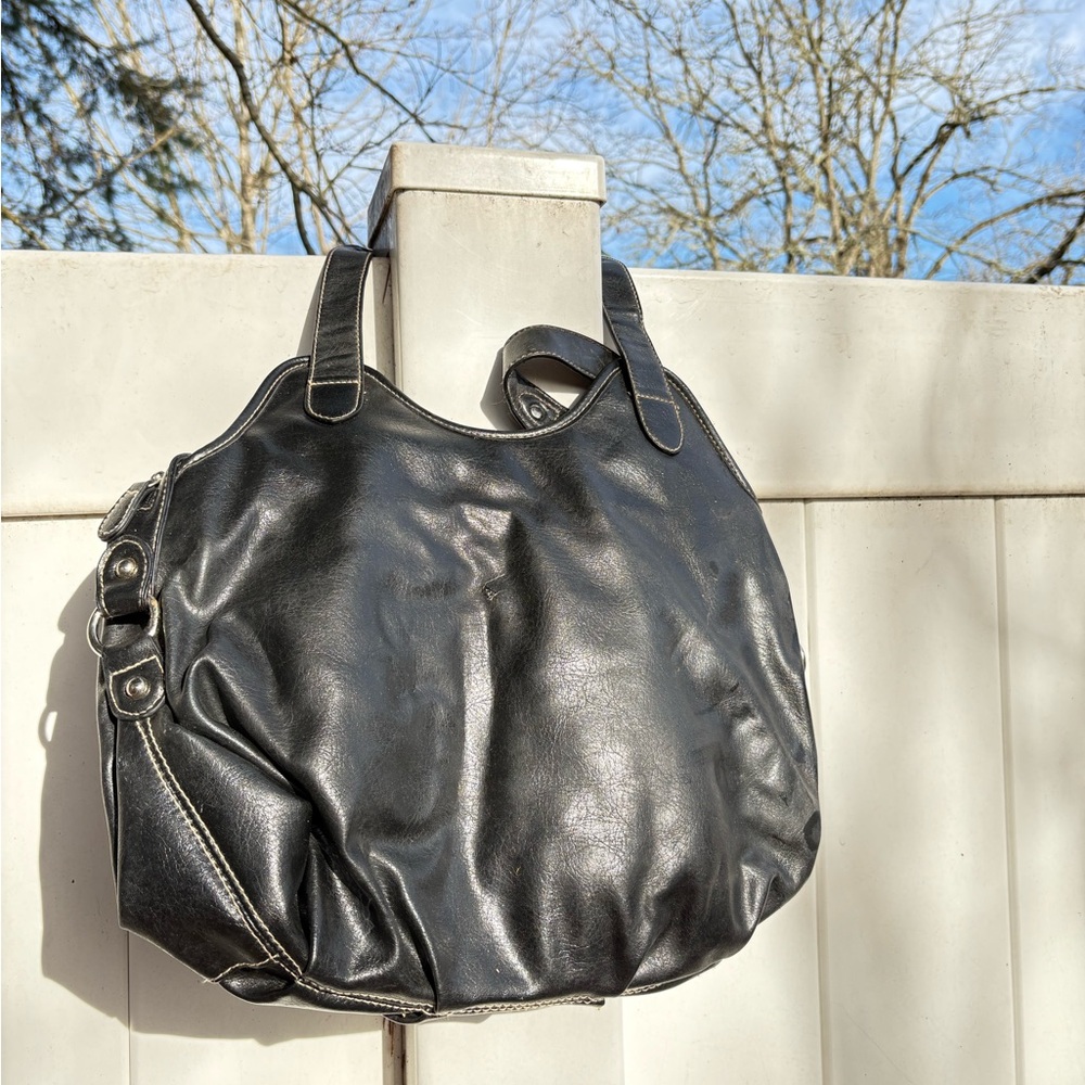 Elegant Black Leather Shoulder Bag - Picture 2 of 2